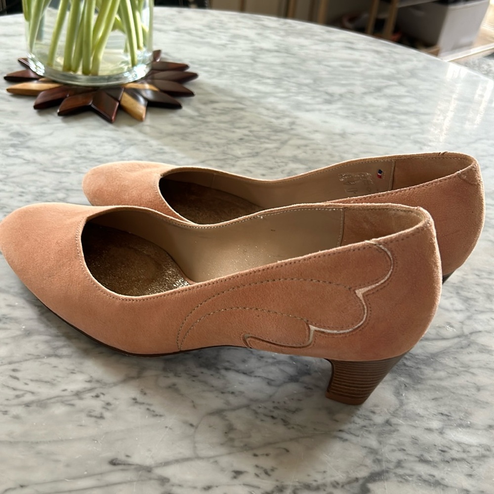Women's Suede Mid-Heel Pumps in Blush